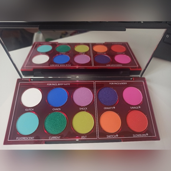 Brand New Urban Decay Wired eyeshadow palette - Picture 4 of 5